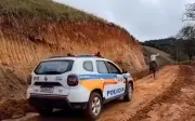 Cavalo puxa viatura da PM atolada em estrada no Sul de MG