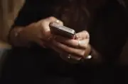 Celular corporativo com mensagens discriminatórias gera justa causa