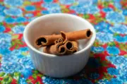 Chá de canela: benefícios e receita para incluir na rotina