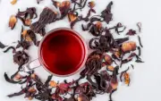 Chá de hibisco: benefícios, como preparar e cuidados essenciais