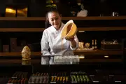 Chocolateira brasileira treina para competição mundial de confeitaria