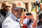 Chris Brown se declara culpado por briga em boate de Londres