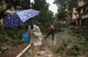 Chuvas em Mumbai: 6 mortos, rodovia interditada e transporte paralisado