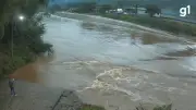 Chuvas no RS: telhado arremessado e ponte submersa causam caos