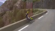 Ciclista Sepp Kuss escapa de precipício e é punido por lixo no Tour de France