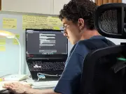 Claude, IA da Anthropic, rivaliza com ChatGPT e ganha apelido no Brasil