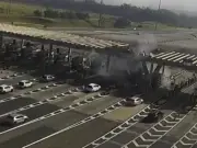 Câmera flagra carro derrubando teto de pedágio em Campinas; motorista morre