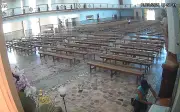 Câmera flagra homem tentando abrir caixa de donativos em igreja no Sul de MG