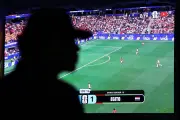 Cobranças abusivas em bares durante jogos do Brasil geram denúncias no Rio