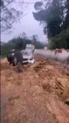 Colisão entre caminhão e caminhonete causa lentidão na SP-234 em Itapecerica da Serra