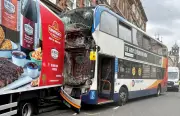 Colisão entre ônibus e caminhão em Newcastle deixa oito feridos