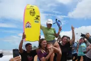 Com ajuda de Neymara Carvalho, Alexandra Rinder é campeã mundial de bodyboard
