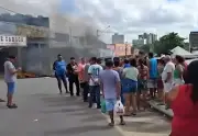 Comerciantes protestam no Mercado Central de João Pessoa com queima de pneus