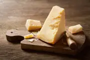 Como escolher um bom queijo parmesão: textura, cristais e sabor