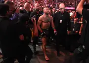 Conor McGregor passará por cirurgia no joelho após lesão no UFC 329