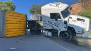Contêiner tomba e interdita via na Zona Norte de Manaus