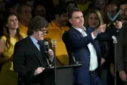 Convite a Milei por Flavio Bolsonaro é criticado como grande erro