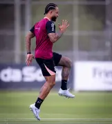 Corinthians acerta detalhes finais e espera retorno de Memphis ao Brasil