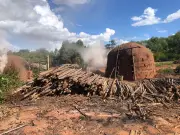 Corpo carbonizado é encontrado em forno de carvoaria em Oliveira