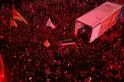 Corpo de Ali Khamenei transportado em caminhão frigorífico no funeral