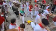 Corredor desmaia e é pisoteado por touros em Pamplona; veja vídeo