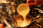 Creme de leite: lata vs caixinha, diferenças e usos na cozinha