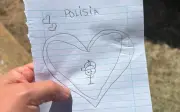 Criança de 8 anos presenteia delegado com desenho durante prisão do tio