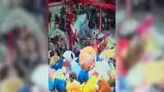 Criança entra em máquina de pelúcias e retira brinquedos em shopping de Rio Preto