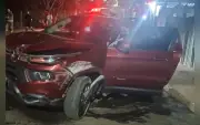 Criança ilesa após carro descer rua sem freio de mão em Cesário Lange