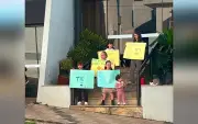 Crianças fazem serenata para primo internado em hospital de Itapeva