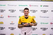 Criciúma retoma treinos e negocia permanência de Leo Mana
