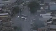 Criminosos usam 2 ônibus como barricadas na Zona Norte do Rio