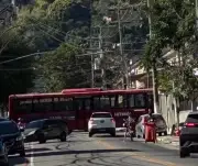 Criminosos usam caminhão e ônibus para bloquear rua em Niterói como represália