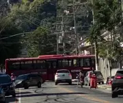 Criminosos usam ônibus e caminhão para bloquear via em Niterói após ação da PM