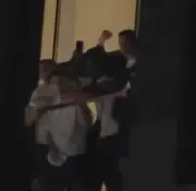 Cristiano Ronaldo celebra classificação com torcida na janela de hotel