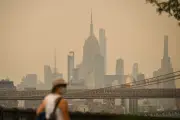 Céu de Nova York fica laranja com fumaça de incêndios no Canadá