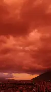 Céu vermelho em Caracas contrasta com tragédia de terremotos que já mataram 1.943