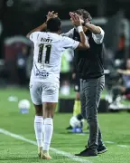 Cuca celebra goleada do Santos na Venezuela e vaga encaminhada
