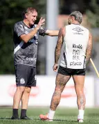 Cuca testa opções para substituir Gabigol no Santos contra Botafogo
