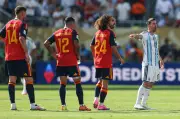 Cucurella exalta defesa da Espanha após título mundial sobre a Argentina