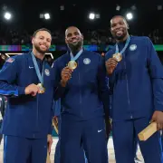 Curry 'abre as portas' para LeBron James nos Warriors: 'Depende dele'