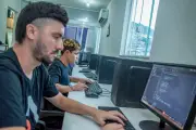 Curso gratuito de cibersegurança forma jovens de baixa renda