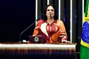 Damares deixa equipe de Flávio Bolsonaro após ataques misóginos