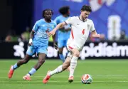 Declan Rice isolado por infecção viral e vira dúvida na Inglaterra