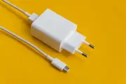 Deixar carregador na tomada sem celular: riscos e economia