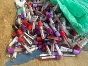 Descarte irregular de tubos de sangue é flagrado em Cabo Frio