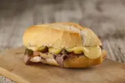 Descubra como surgiu o sanduíche Bauru e aprenda a receita original