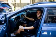 Detran RJ oferece CNH gratuita para PCDs que precisam de carro adaptado