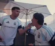 Dibu Martinez brinca com 'vaquinhas light' em churrasco da Argentina na Copa