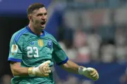 Dibu Martínez: 'Jogamos com a faca nos dentes' na vitória sobre a Inglaterra